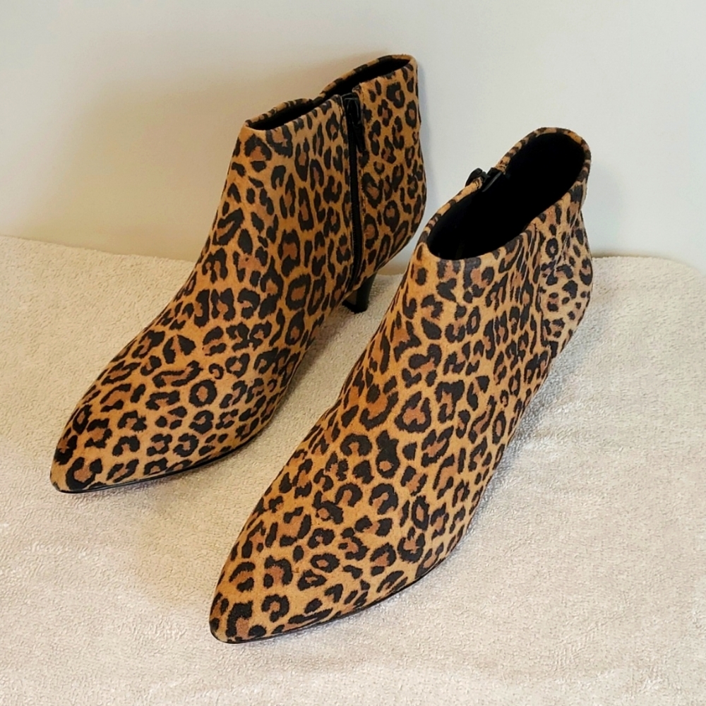Clarks leopard print bootie 9.5M